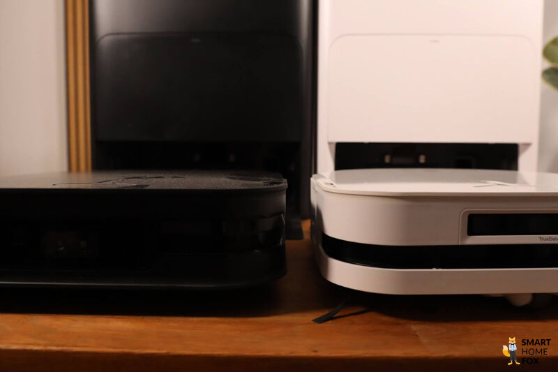DEEBOT X5 OMNI und X2 OMNI stehen nebeneinander in der Nahaufnahme vor ihren Stationen.